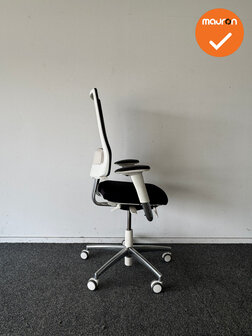 BMA Axia - 2.5 hoge rug met zwarte zitting - zwarte netweave rug - chrome voetkruis - wit frame