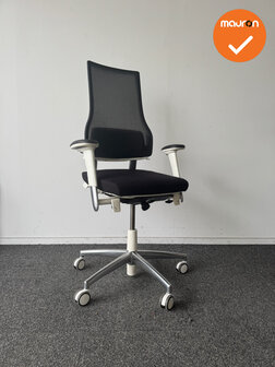 BMA Axia - 2.5 hoge rug met zwarte zitting - zwarte netweave rug - chrome voetkruis - wit frame