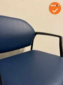 Vergaderstoel - Ahrend 320 - blauw kunstleer - zwart frame