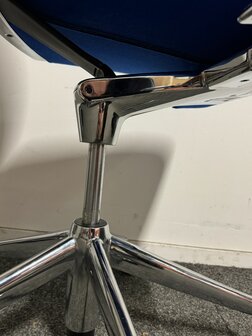 Ahrend - 350 - Vergaderstoel - Blauw gestoffeerd 