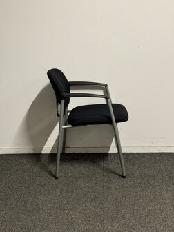 vergaderstoel - Ahrend 320 - Nieuwe zwarte stoffering - Zilvergrijs frame