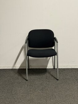vergaderstoel - Ahrend 320 - Nieuwe zwarte stoffering - Zilvergrijs frame