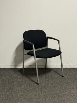 vergaderstoel - Ahrend 320 - Nieuwe zwarte stoffering - Zilvergrijs frame