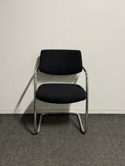 Markant Vergaderstoel - Zwart Gestoffeerd - Chroom Sledeframe