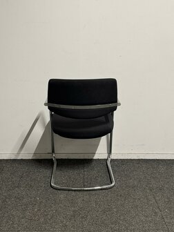 Markant Vergaderstoel - Zwart Gestoffeerd - Chroom Sledeframe