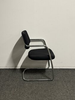 Markant Vergaderstoel - Zwart Gestoffeerd - Chroom Sledeframe