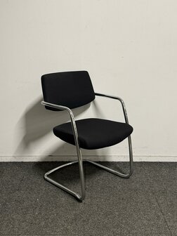 Markant Vergaderstoel - Zwart Gestoffeerd - Chroom Sledeframe