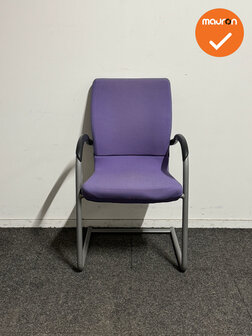 Ahrend 230 vergaderstoel - Zilvergrijs frame - Paarse stoffering met gestoffeerde rug