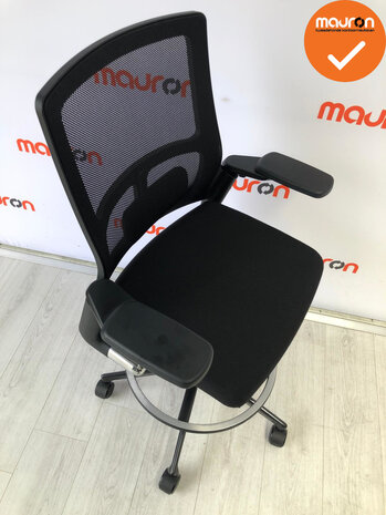 Ahrend 2020 baliestoel - Zwarte stoffering - Medium rug - Zwart voetkruis