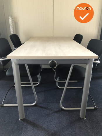 Ahrend 500 - 4 poots tafel - zilvergrijs onderstel - met nieuw blad naar keuze