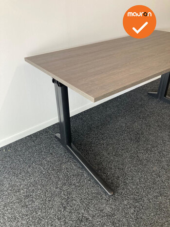 Ahrend Essa bureau - 160x80cm - Essa vaste poten - Zwart onderstel - Met bladkleur naar keuze