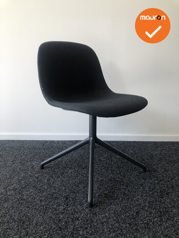 Design Vergaderstoel - Muuto Fiber - Met zwarte stoffering- Met zwart onderstel