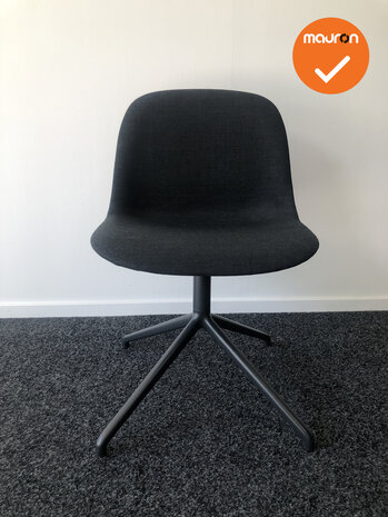 Design Vergaderstoel - Muuto Fiber - Met zwarte stoffering- Met zwart onderstel