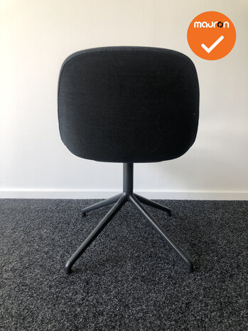 Design Vergaderstoel - Muuto Fiber - Met zwarte stoffering- Met zwart onderstel
