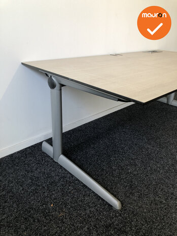 Ahrend 500 handmatig verstelbaar bureau - Grijs Eiken trespa volkern - 180x80cm - Zilvergrijs onderstel - Inclusief stekkerdoos