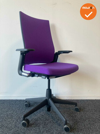 Ahrend 2020 hoge rug - refurbished - Paarse stoffering - Zwart voetkruis - Inclusief lendesteun