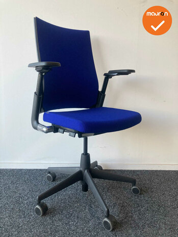Ahrend 2020 hoge rug - refurbished - donkerblauwe stoffering - Zwart voetkruis - Inclusief lendesteun