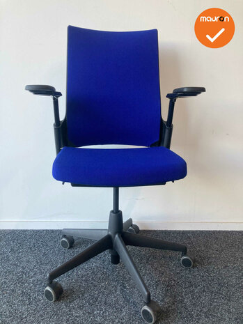 Ahrend 2020 hoge rug - refurbished - donkerblauwe stoffering - Zwart voetkruis - Inclusief lendesteun
