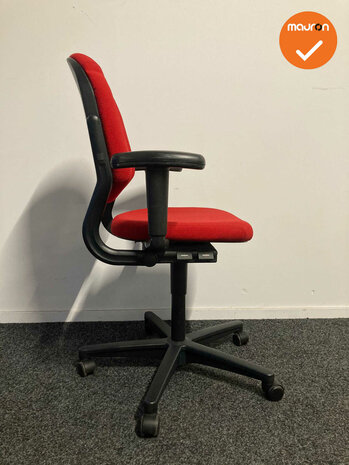 Ahrend 220 bureaustoel - Tweedehands - 3D - Bestaande rode stoffering - zwart voetkruis