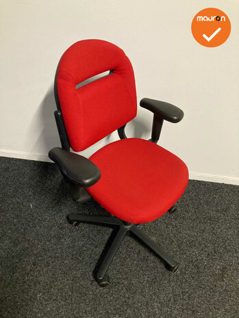 Ahrend 220 bureaustoel - Tweedehands - 3D - Bestaande rode stoffering - zwart voetkruis