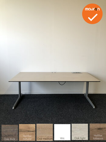 Ahrend 500 handmatig verstelbaar bureau - Grijs Eiken trespa volkern - 180x80cm - Zilvergrijs onderstel - Inclusief stekkerdoos