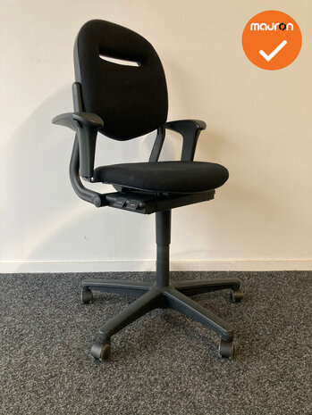 Ahrend 220 - 2D - bestaande zwarte stoffering - zwart voetkruis