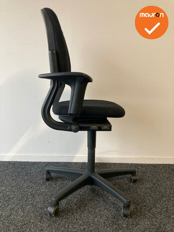 Ahrend 220 - 2D - bestaande zwarte stoffering - zwart voetkruis