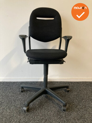 Ahrend 220 - 2D - bestaande zwarte stoffering - zwart voetkruis