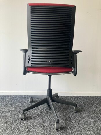 Ahrend 2020 bureaustoel - refurbished - rode  stoffering - inclusief lendesteun - hoge rug - zwart voetkruis 