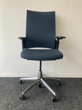 Ahrend 2020 bureaustoel - refurbished - rode  stoffering - inclusief lendesteun - hoge rug - chroom voetkruis