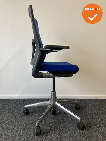 Ahrend 2020 bureaustoel - refurbished - bestaande blauwe stoffering - inclusief lendesteun - medium rug - chroom voetkruis