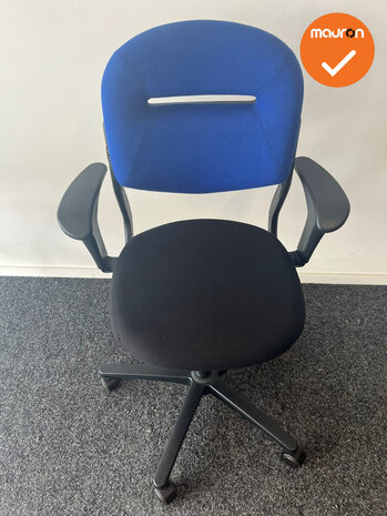 Ahrend 220 - 2D - Blauwe rugleuning met zwart gestoffeerde zitting 