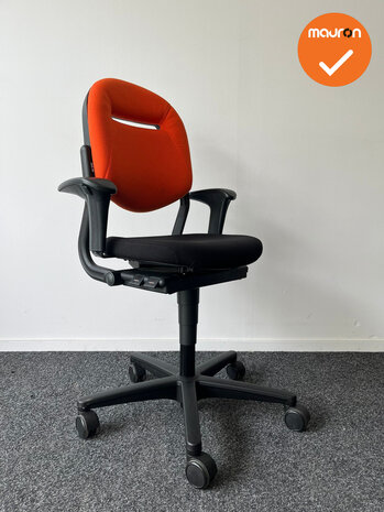 Ahrend 220 - 2D - bestaande oranje gestoffeerde rug en zwarte zitting - Zwart voetkruis