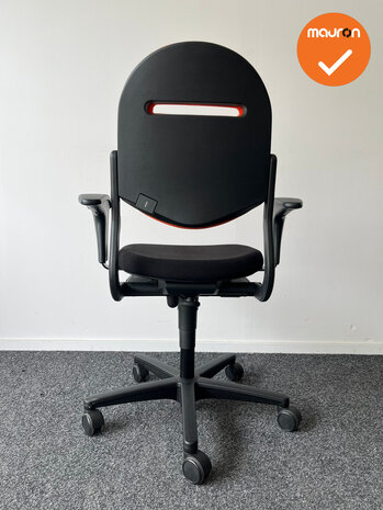 Ahrend 220 - 2D - bestaande oranje gestoffeerde rug en zwarte zitting - Zwart voetkruis