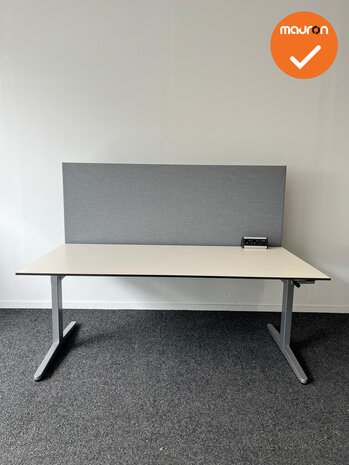 Ahrend Balance slingerverstelbaar bureau - met zilvergrijs onderstel