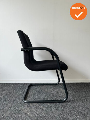 Ahrend vergaderstoel - nieuwe zwarte stoffering - Zwart slede onderstel