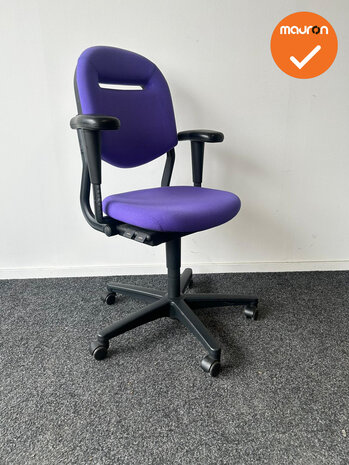 Ahrend 220 bureaustoel - 3D - bestaande paarse stoffering- zwart voetkruis