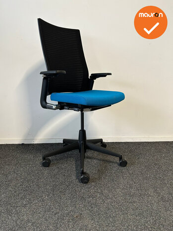 Ahrend 2020 bureaustoel  - refurbished - lichtblauwe stoffering  - zonder lendesteun - hoge rug - zwart voetkruis