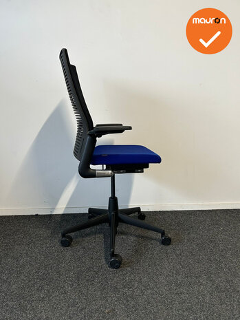 Ahrend 2020 bureaustoel  - refurbished - Blauwe stoffering  - zonder lendesteun - hoge rug - zwart voetkruis