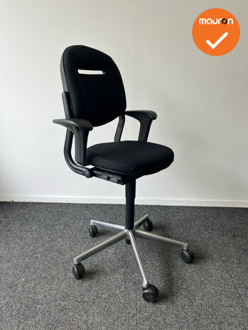 Ahrend 220 - 2D - bestaande zwarte stoffering - zilvergrijs voetkruis - verhoogde gasveer