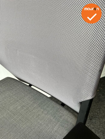 Haworth Comforto 59 - Grijs netweave en grijze zitting - Zwart voetkruis