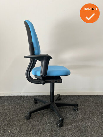 Ahrend 220 bureaustoel - 2D - nieuwe lichtblauwe stoffering - Zwart voetkruis