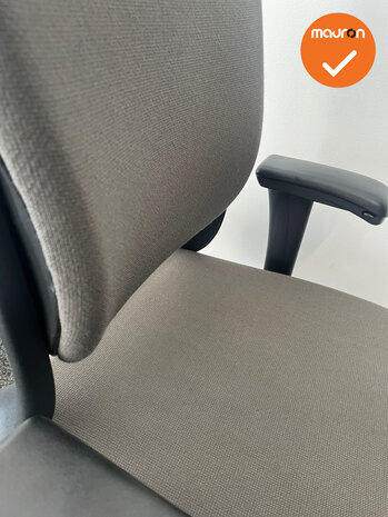 Ahrend 230 - Hoge rug  - Antracietgrijze stoffering - Zwart voetkruis
