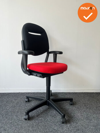 Ahrend 220 - 3D - nieuwe stoffering - Rode zitting - zwarte rug - zwart voetkruis