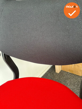 Ahrend 220 - 3D - nieuwe stoffering - Rode zitting - zwarte rug - zwart voetkruis