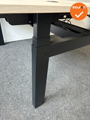 Vepa Presto Duo bureau - 140x80 - memory bediening - inclusief kabeldoorvoer en ingebouwd stekkerblok