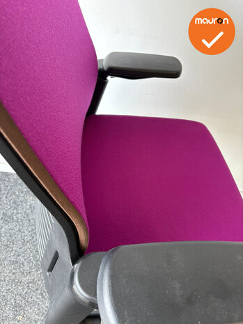 Ahrend 2020 - refurbished - hoge rug - Paarse stoffering - zwart voetkruis - zonder lendesteun 