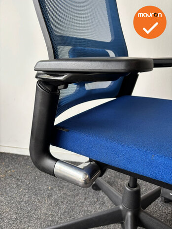 Ahrend 2020 verta bureaustoel - refurbished - blauwe stoffering - blauw netweave - inclusief lendesteun - medium rug - zwart vo