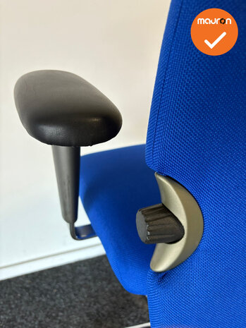 Haworth Comforto 77 - Nieuwe blauwe stoffering - Chroom voetkruis - Kunstlederen Armpads
