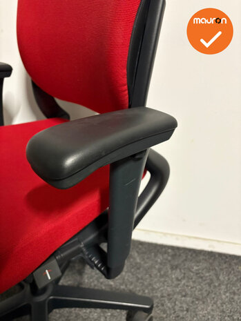 Ahrend 230 - Hoge rug  - Rode stoffering - Zwart voetkruis